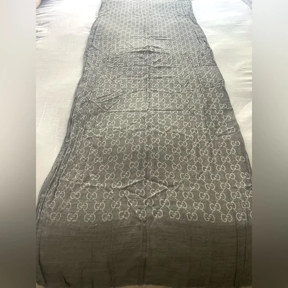 Gucci GG Lightweight wool/silk blend scarf, fringe, grey with white GGs, L, EUC - Picture 12 of 16